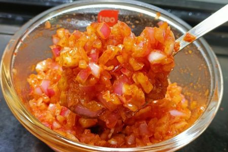 തീ പോലും കത്തിക്കണ്ട രണ്ടു മിനിറ്റിൽ ഉണ്ടാക്കിയെടുക്കാൻ പറ്റുന്ന ഉള്ളി കൊണ്ട് ഒരു വിഭവം.